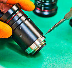 Reducing the risks of failure when using lenses on manufacturing and inspection lines.